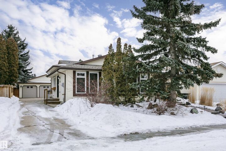 Photo de la propriété:  9831 185 Street NW  AB T5T 3L7 