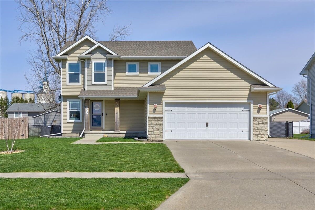 Property Photo:  406 3rd Street SE  IA 50035 