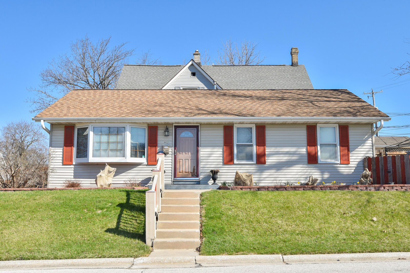 Property Photo: 1432 Chestnut St WI 53172