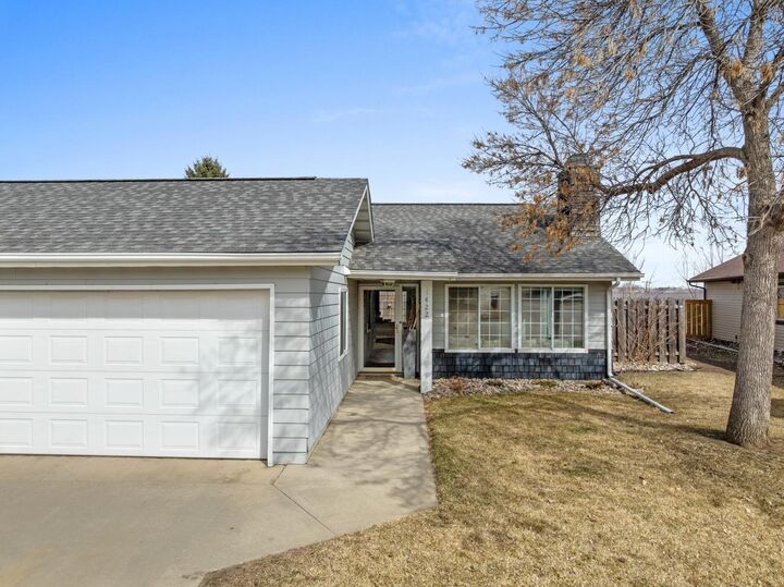 Property Photo:  1422 Cottonwood Ave  ND 58701 
