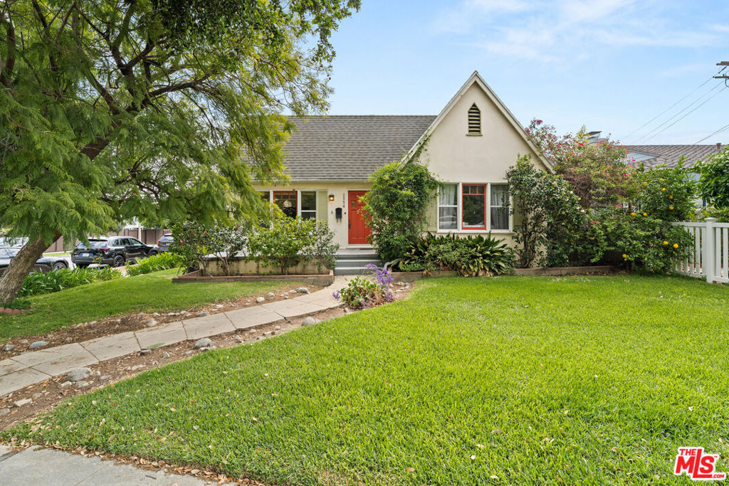 Property Photo:  2556 E Villa Street  CA 91107 