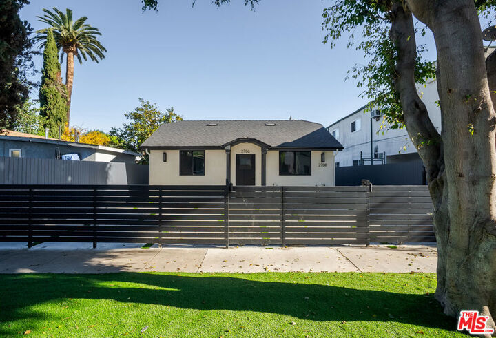 Property Photo:  2706 S Cochran Avenue  CA 90016 