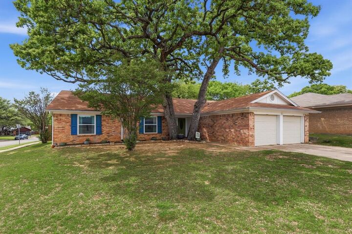 Property Photo:  2413 Meadow View  TX 76021 