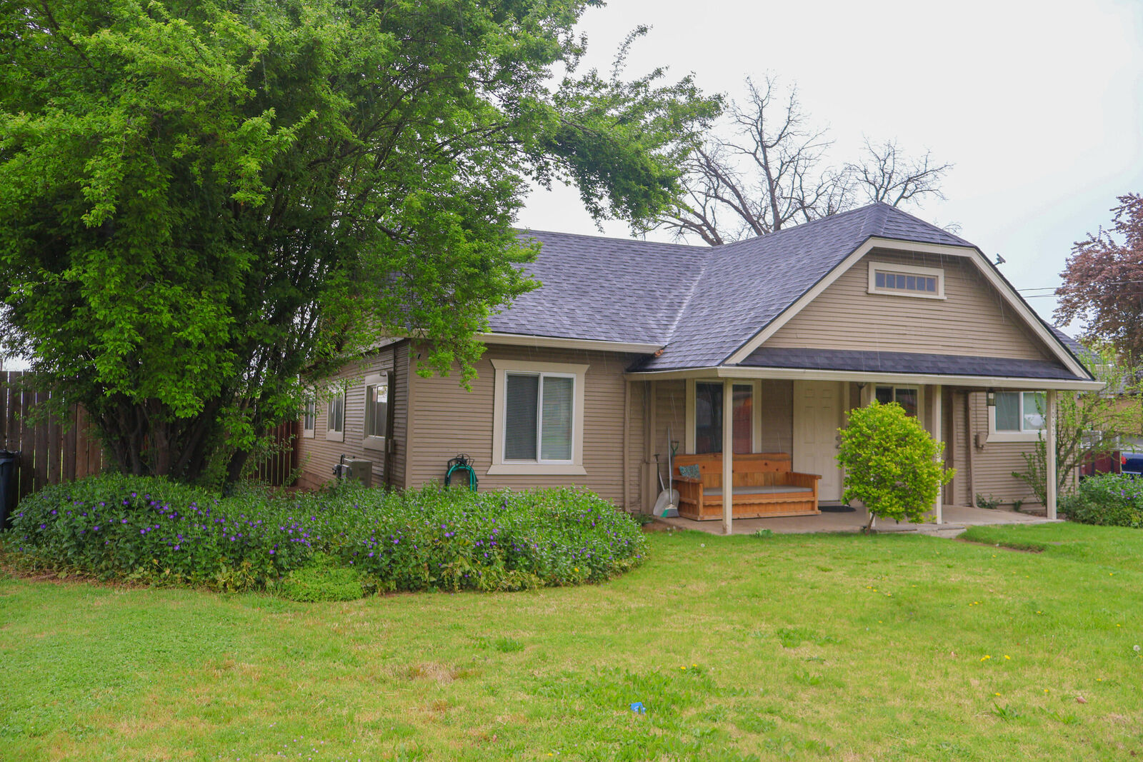 Property Photo:  1002 Sunset Avenue  OR 97501 