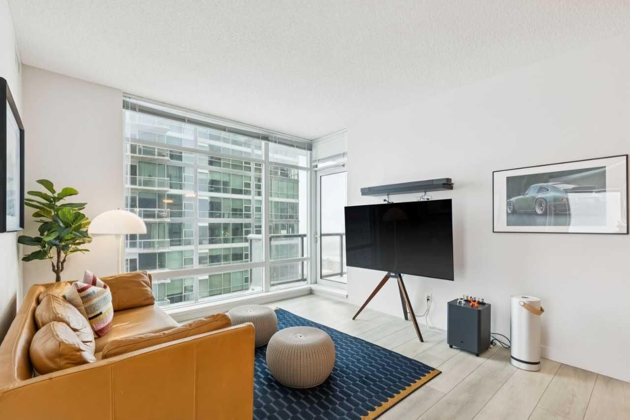 Property Photo: 215 13 Avenue SW 1401 AB T2R 0V6