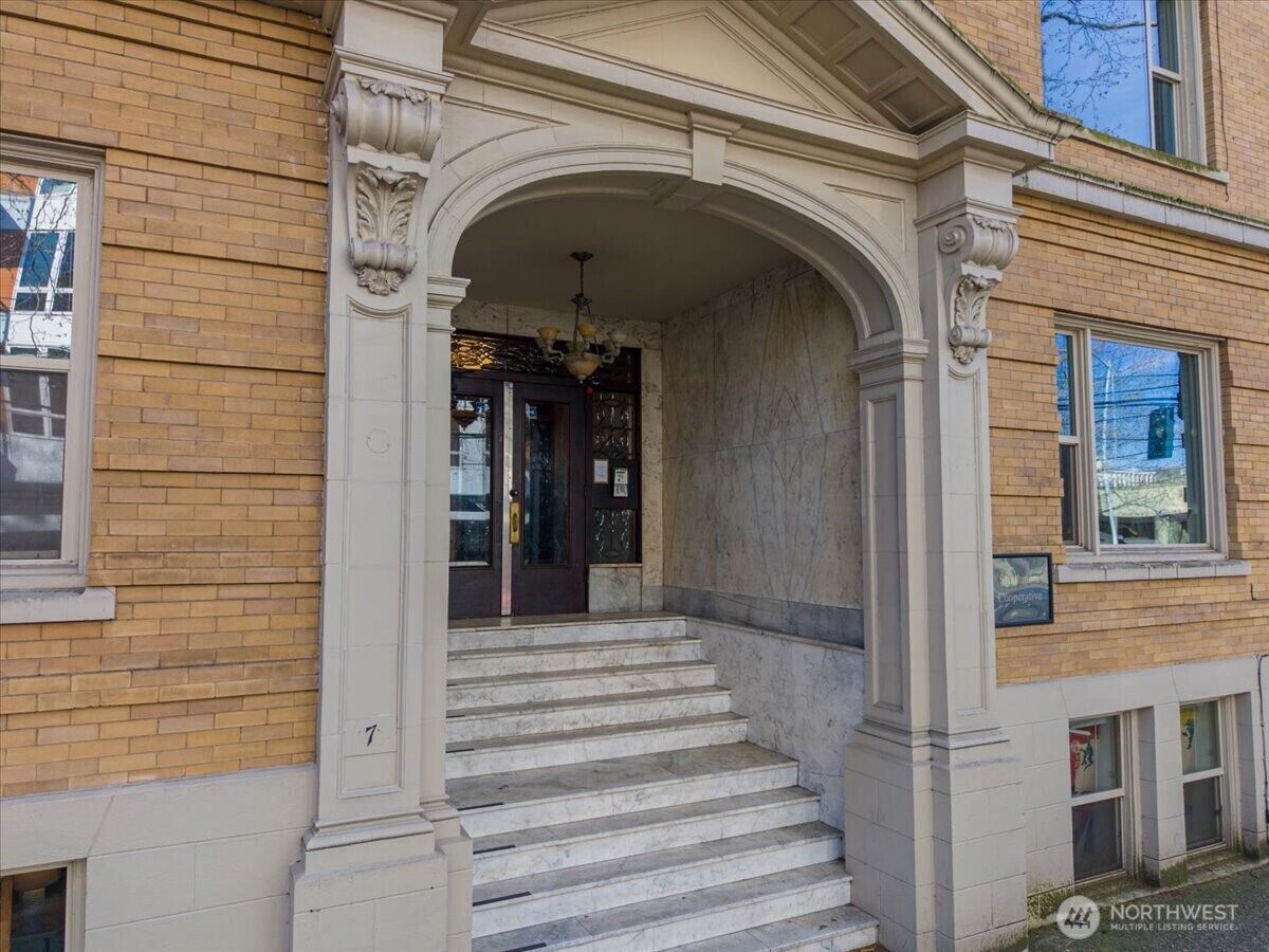 Property Photo:  7  Harrison Street 20  WA 98109 