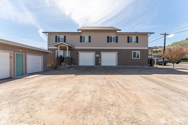 Property Photo:  1327 S  Miller Street  WA 98801 