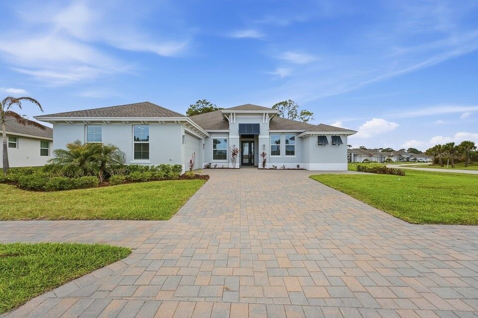 Property Photo: 6391 High Pointe Circle FL 32967
