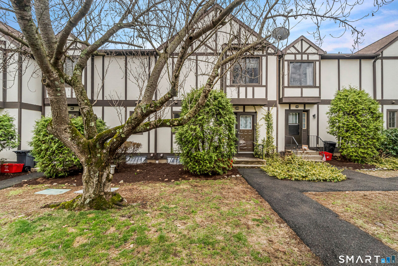 Property Photo: 204 New Haven Avenue 6H CT 06418