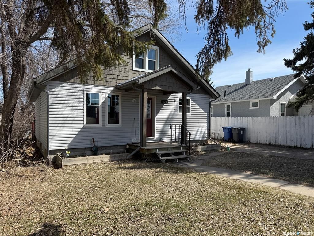 Property Photo: 326 5th Avenue W SK S0A 2P0
