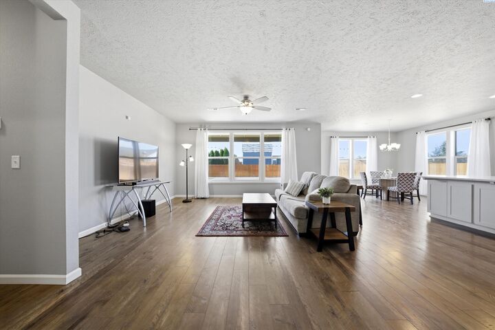 Property Photo: 3918 Bismarck Ln WA 99301