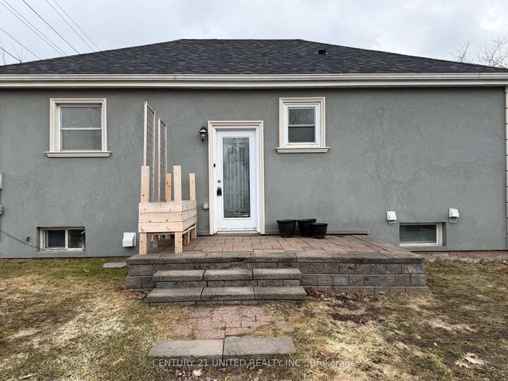 Photo de la propriété:  685 Armour Road Lower  ON K9H 1Z5 