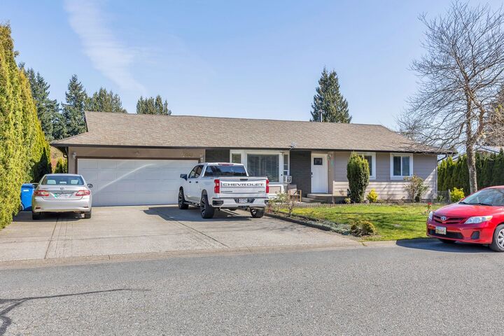2046 Majestic Crescent — photo 1