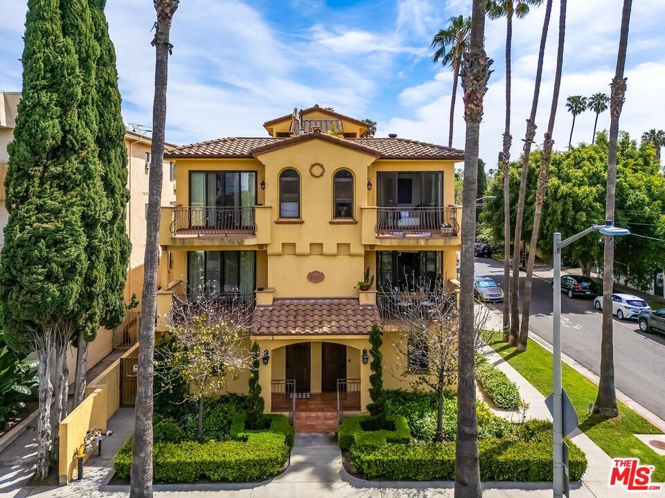 Property Photo:  500 N Orlando Ave  CA 90048 