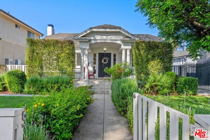 Property Photo:  1117 S Manhattan Pl  CA 90019 