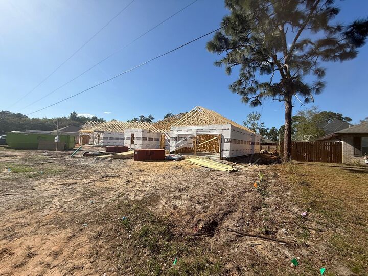 Property Photo: 565 W Pine Street FL 32569