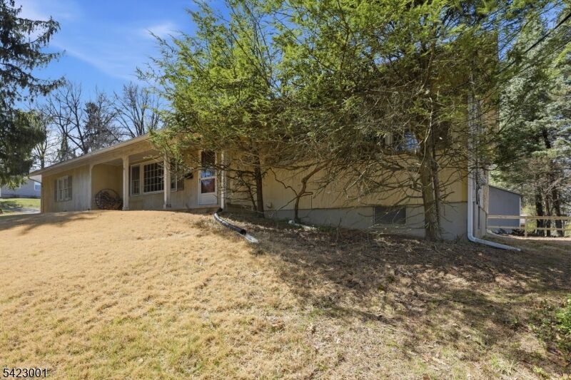 Property Photo:  46 Shawnee Trl  NJ 07871 