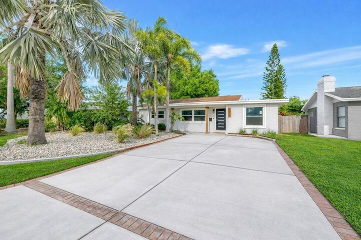 Property Photo: 9045 3rd Street N FL 33702