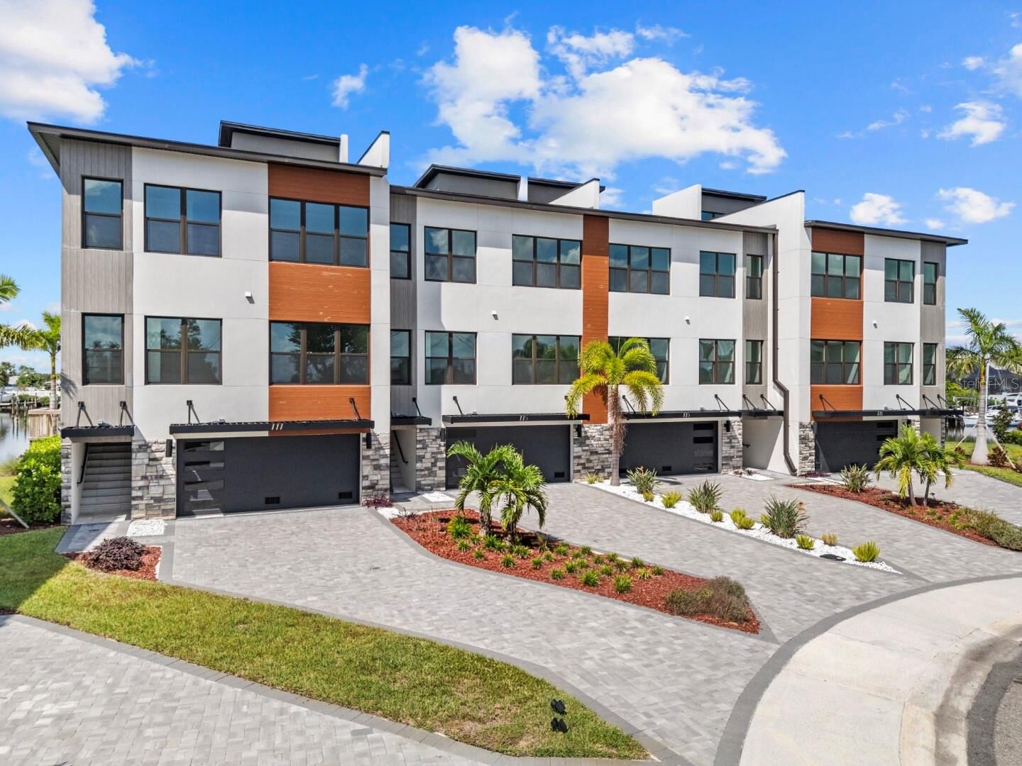 Property Photo:  770 Gran Kaymen Way  FL 33572 