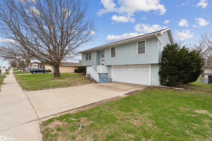 Property Photo:  211 E Southridge Road  IA 50158 