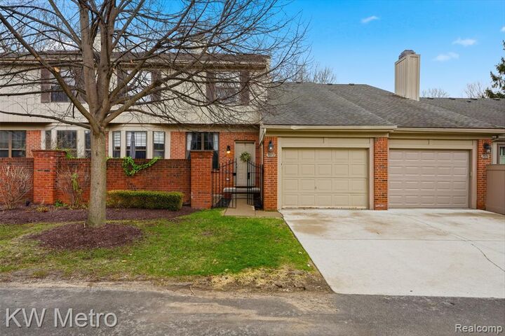 Property Photo:  7072 Green Farm Road  MI 48322 2822 