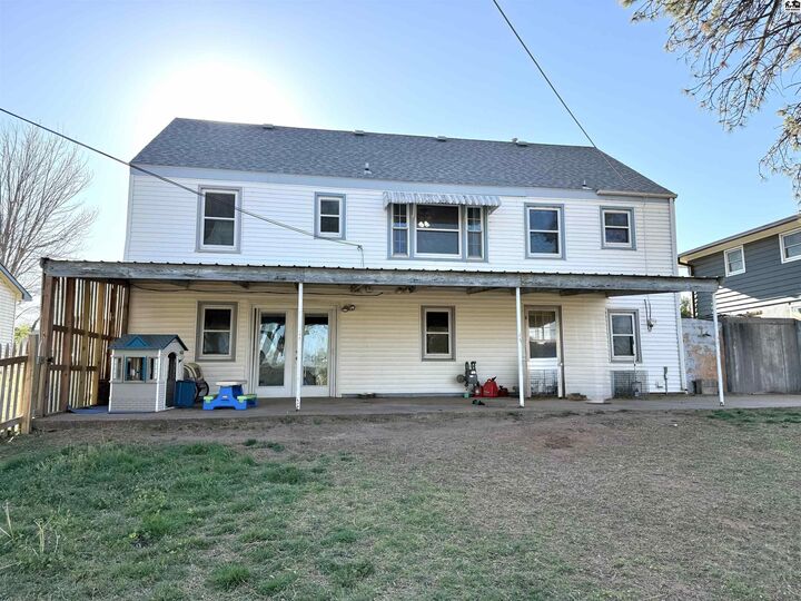Property Photo:  906 N Cedar St  KS 67104 