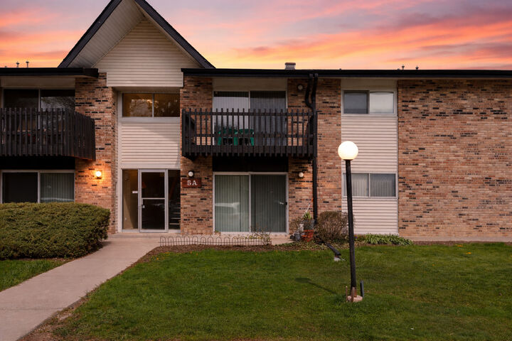 Property Photo:  5A Kingery Quarter 102  IL 60527 
