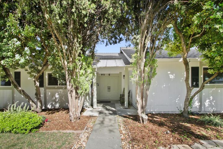 Property Photo: 912 Los Robles CA 95618