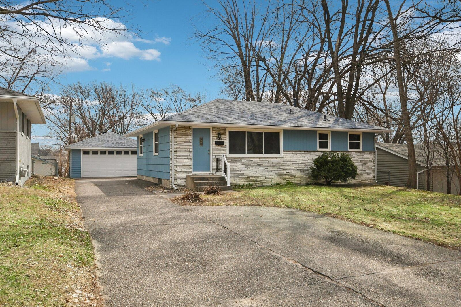 Property Photo:  3418 Xenia Avenue N  MN 55422 