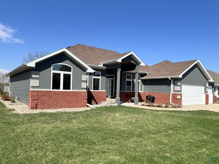 Property Photo:  613 Winfield Circle  IA 51054 