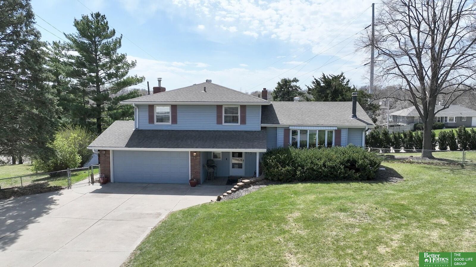 Property Photo: 12331 Grey Fawn Drive NE 68154-3511