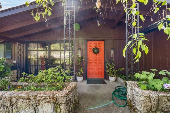 Property Photo:  1625 NE Hillcrest Drive  OR 97526 