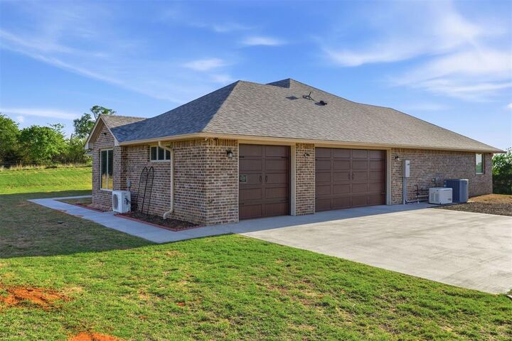 Property Photo:  15637 S County Road 207 Road  OK 73526 