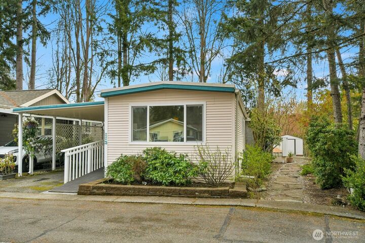 Property Photo:  18425 NE 95th St 113  WA 98052 
