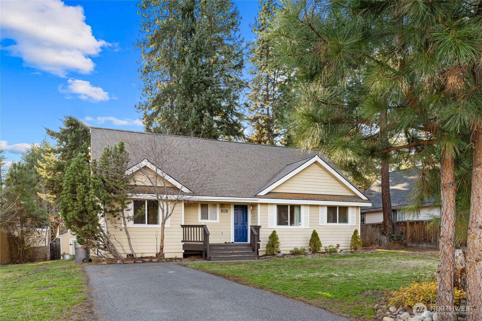 Property Photo:  907  Marian Drive  WA 98922 