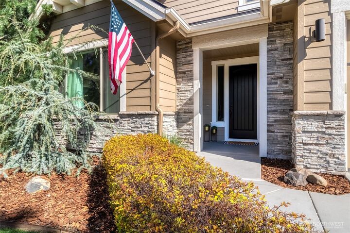 Property Photo:  341  Reserve Way  WA 99362 