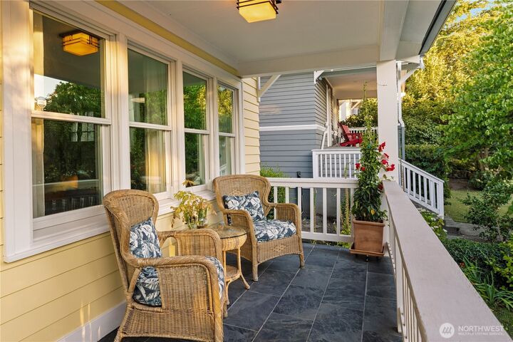 Property Photo:  2528  1st Avenue W  WA 98119 