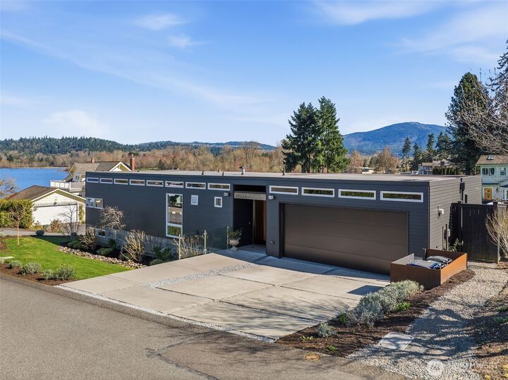 Property Photo:  19523 SE 51st Street  WA 98027 