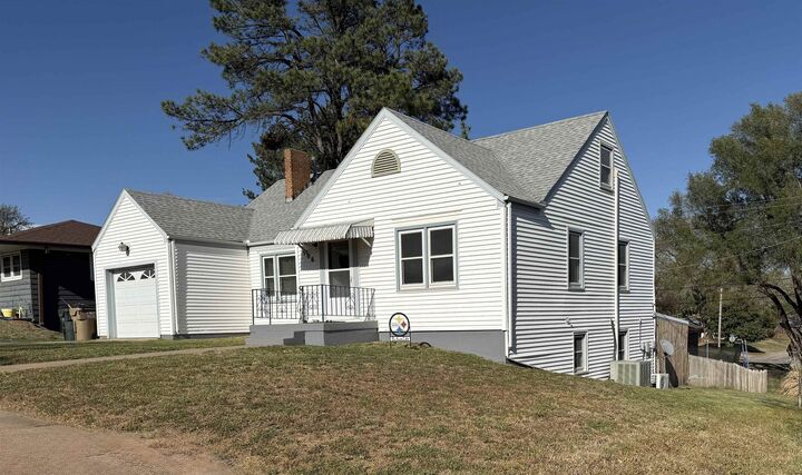 Property Photo:  906 N Cedar St  KS 67104 