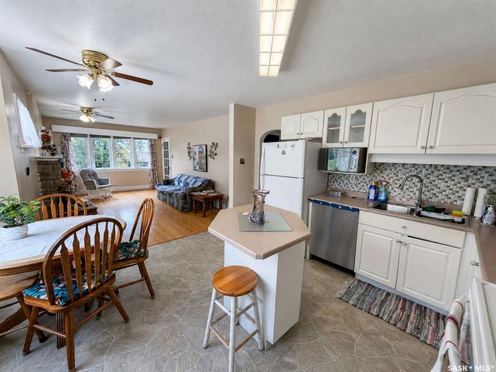 Property Photo:  385 19th Street W  SK S6V 4C8 
