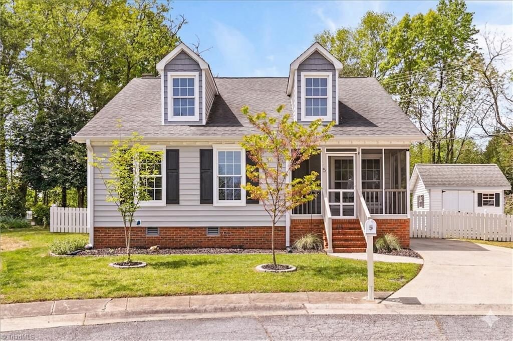 Property Photo: 5 Yeardleys Court NC 27455