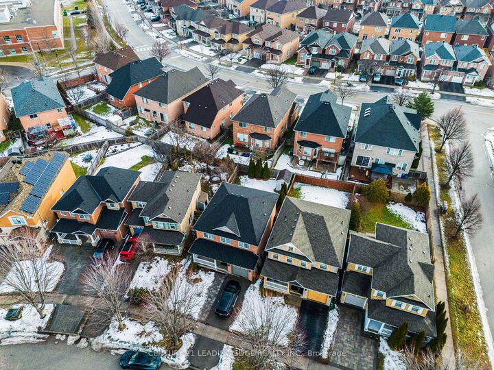 Photo de la propriété:  37 Landsdown Crescent  ON L6E 1M6 