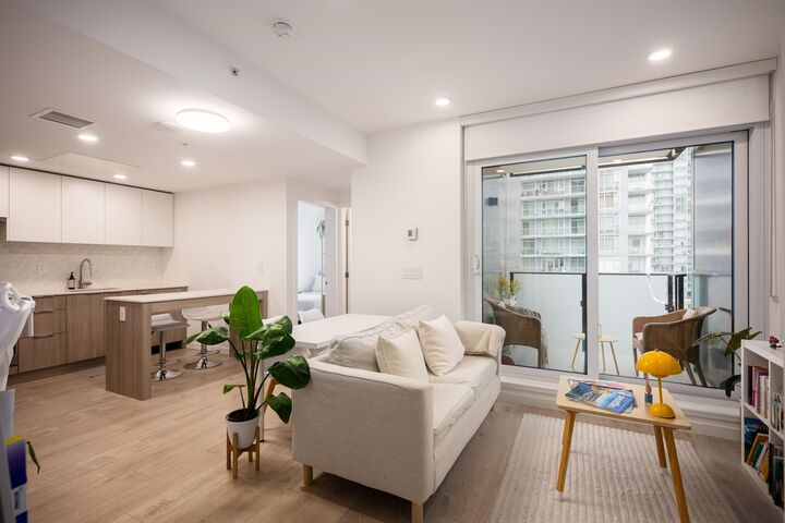 Property Photo: 10333 133 Street 1801 BC V3T 0V1