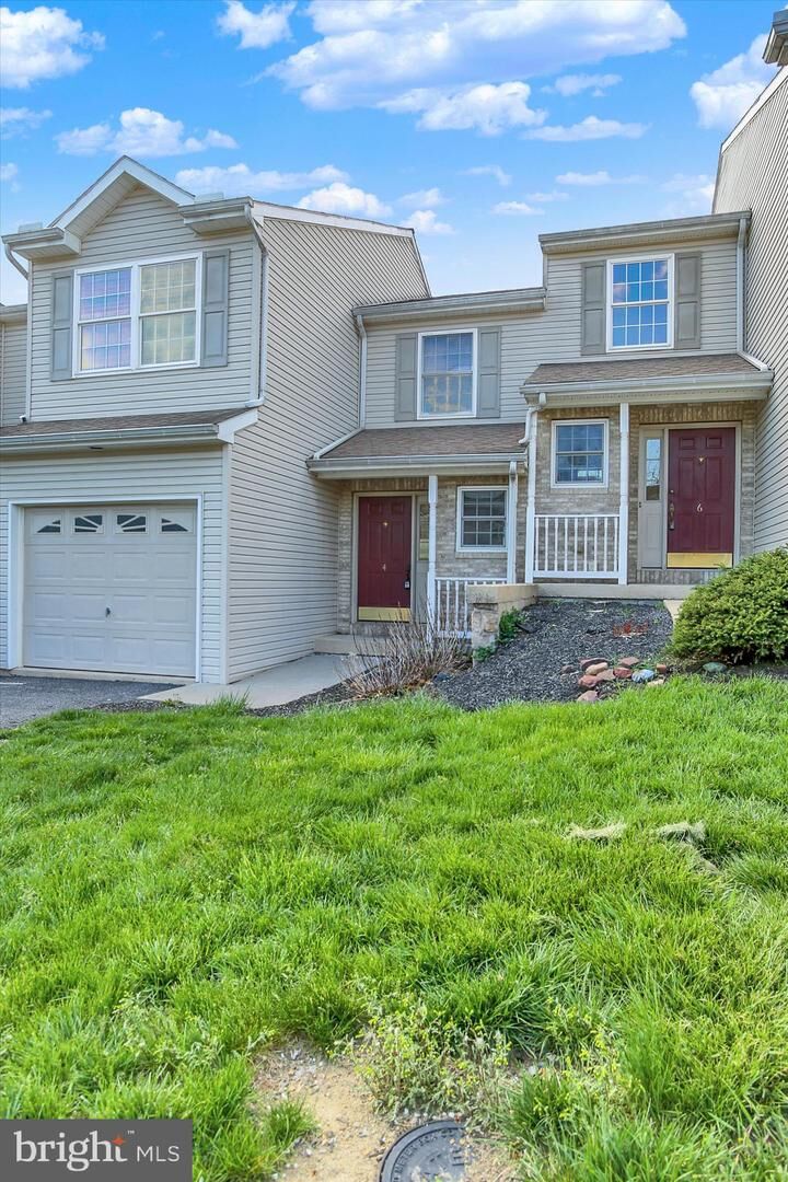Property Photo:  4 Fargreen Court 1B  PA 17319 