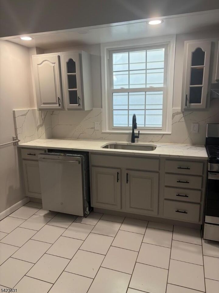 Property Photo:  819 Garden St 1  NJ 07202 