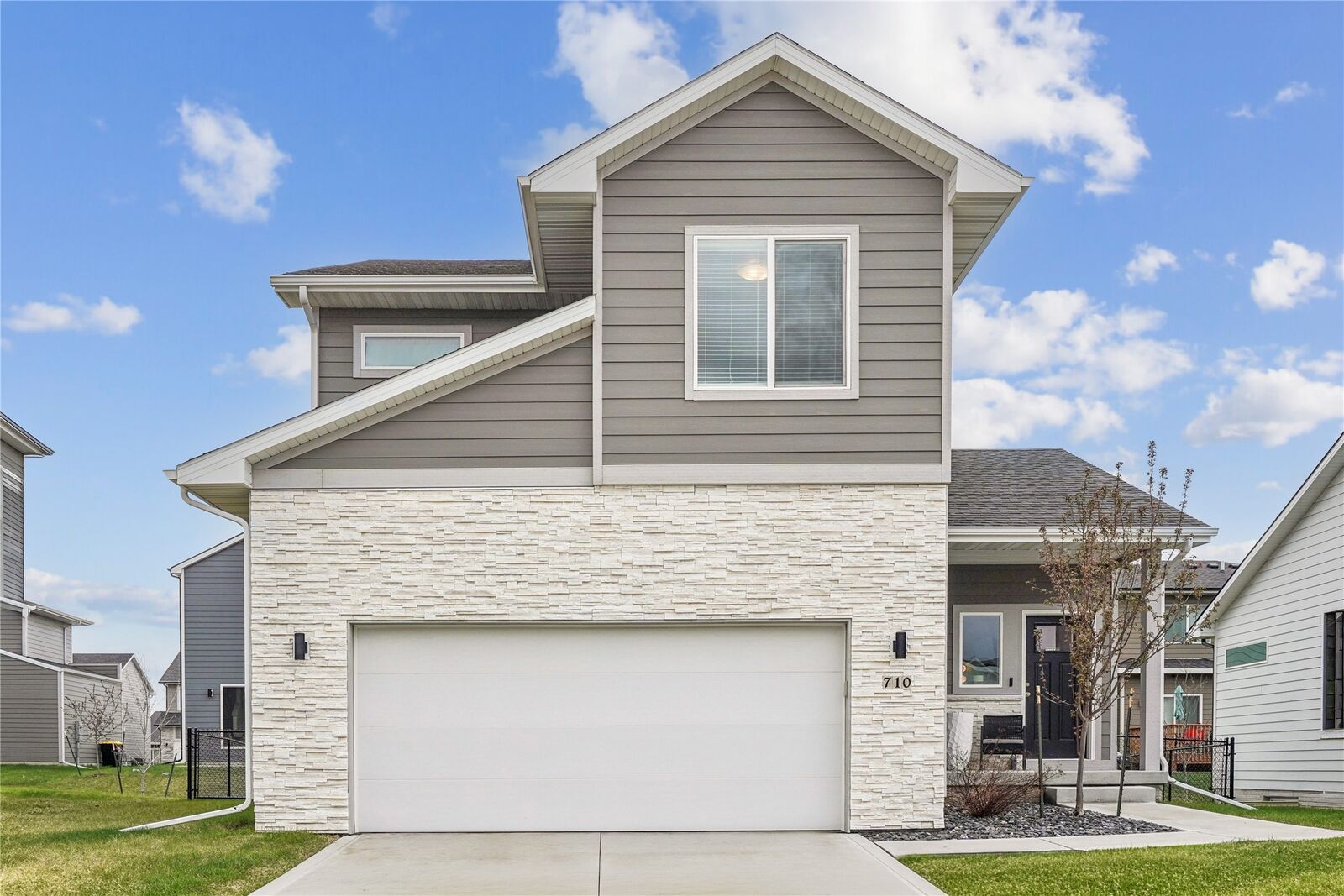 Property Photo: 710 SE Drumlin Drive IA 50263
