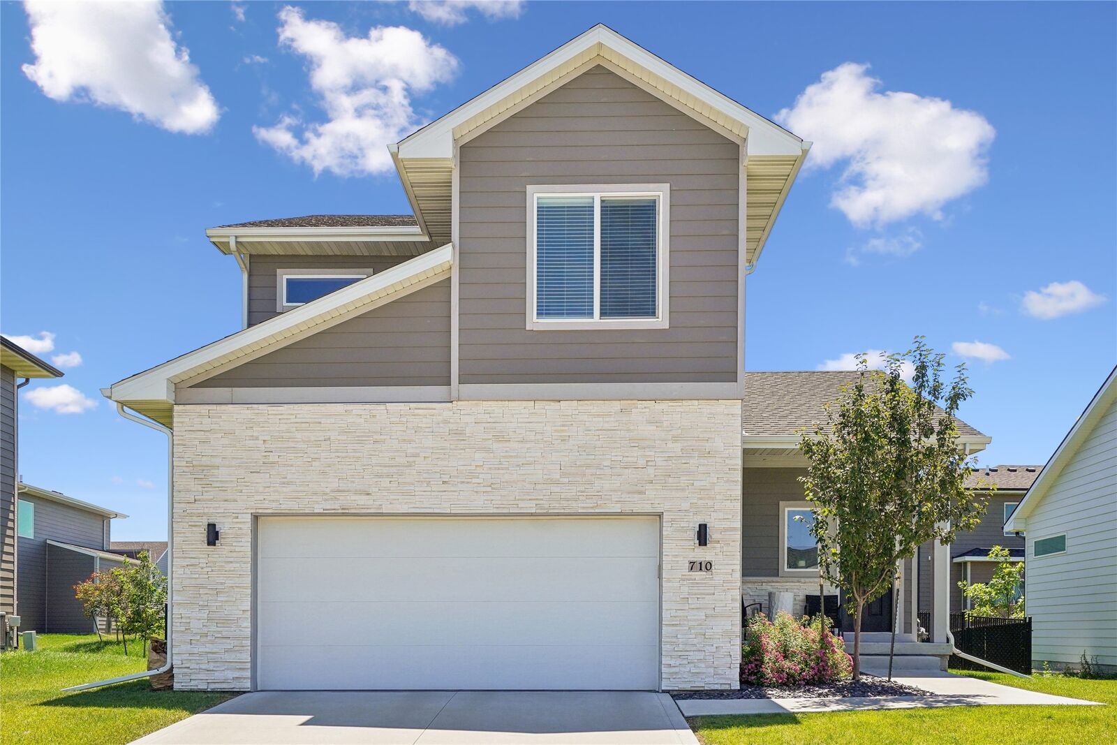 Property Photo: 710 SE Drumlin Drive IA 50263
