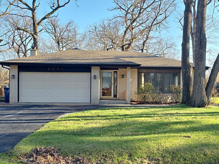 Property Photo:  2041 E Gaisor Drive  IL 60417 