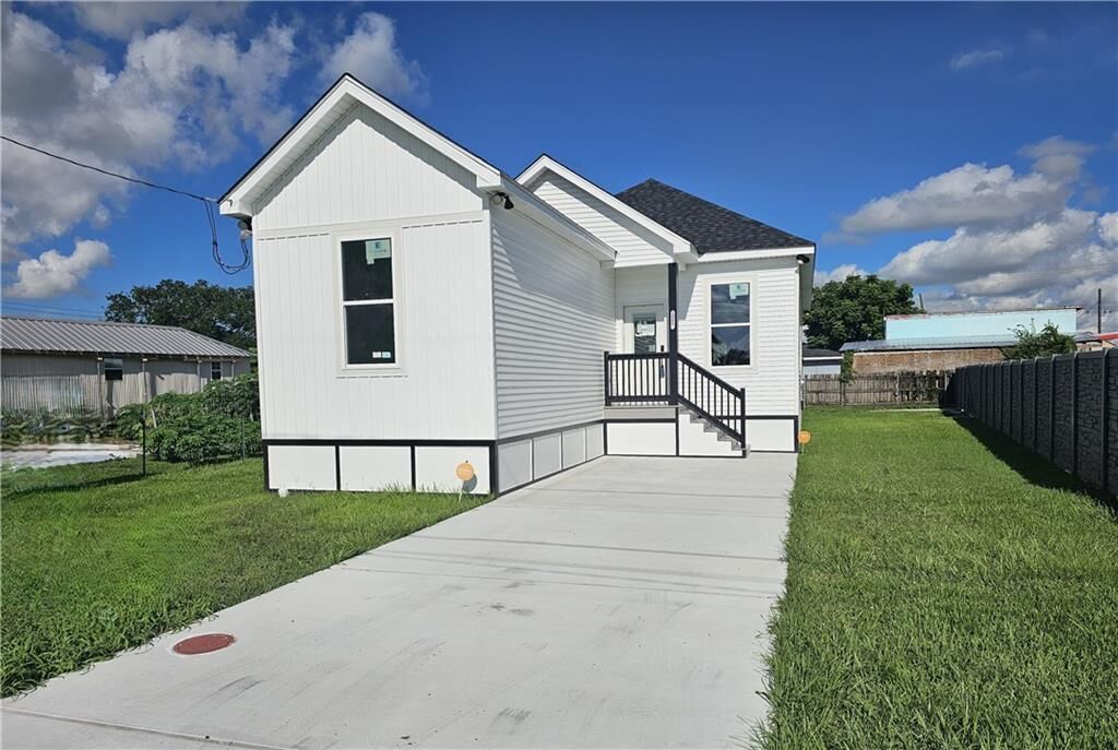 Property Photo: 1046 Ave B LA 70094
