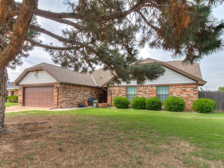 Property Photo:  8201 Willow Creek Boulevard  OK 73162 